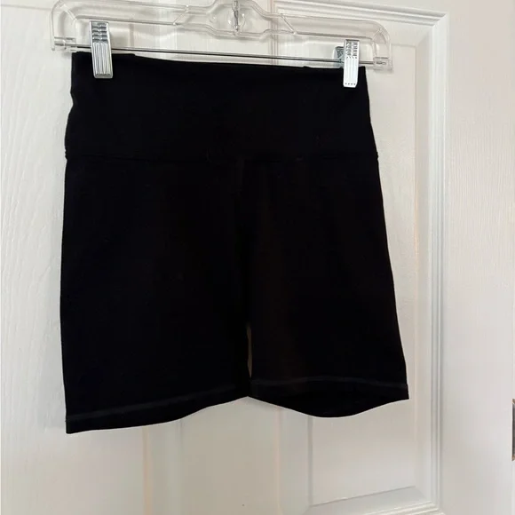 Fabletics Black Meridian Women Shorts and Bra - Picture 4 of 5